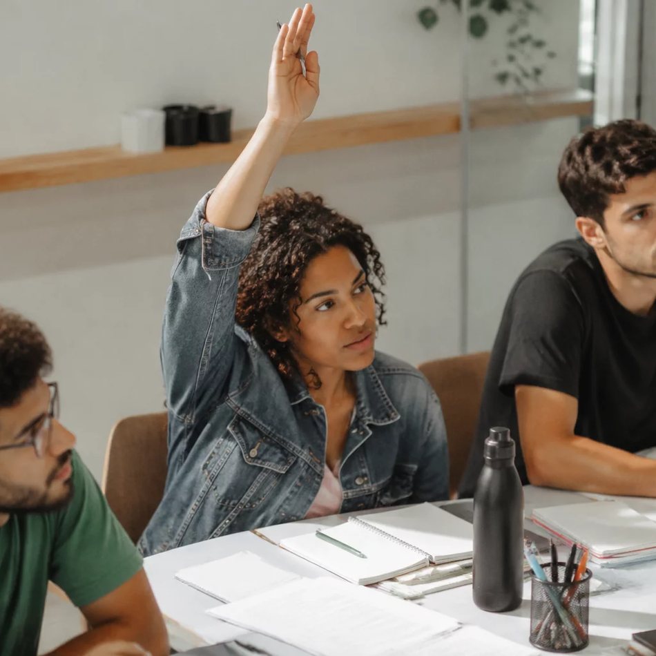 Roda de participantes; um deles repete em voz alta o argumento do colega antes de dar a resposta